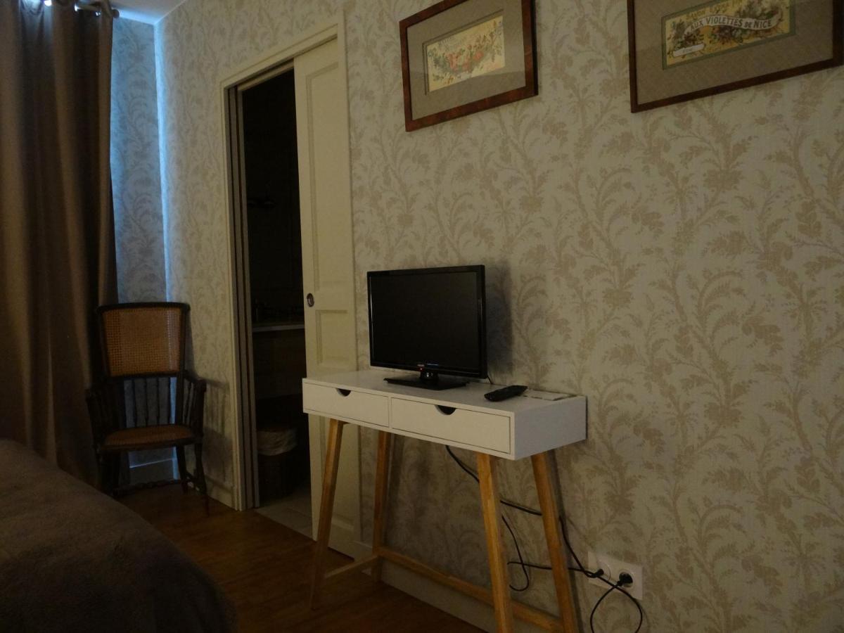 Les Tilleuls - Chambres D'Hotes - La Rochefoucauld Εξωτερικό φωτογραφία
